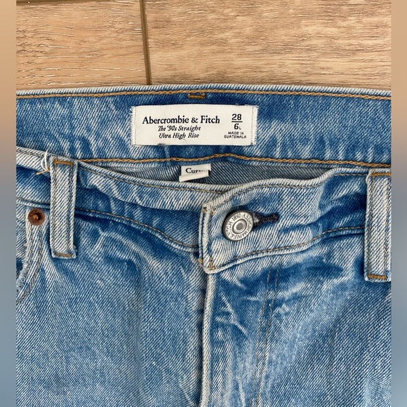 A&F Curve Love Ultra High Rise 90s Straight Jean 28 / 6L - Picture 4 of 5